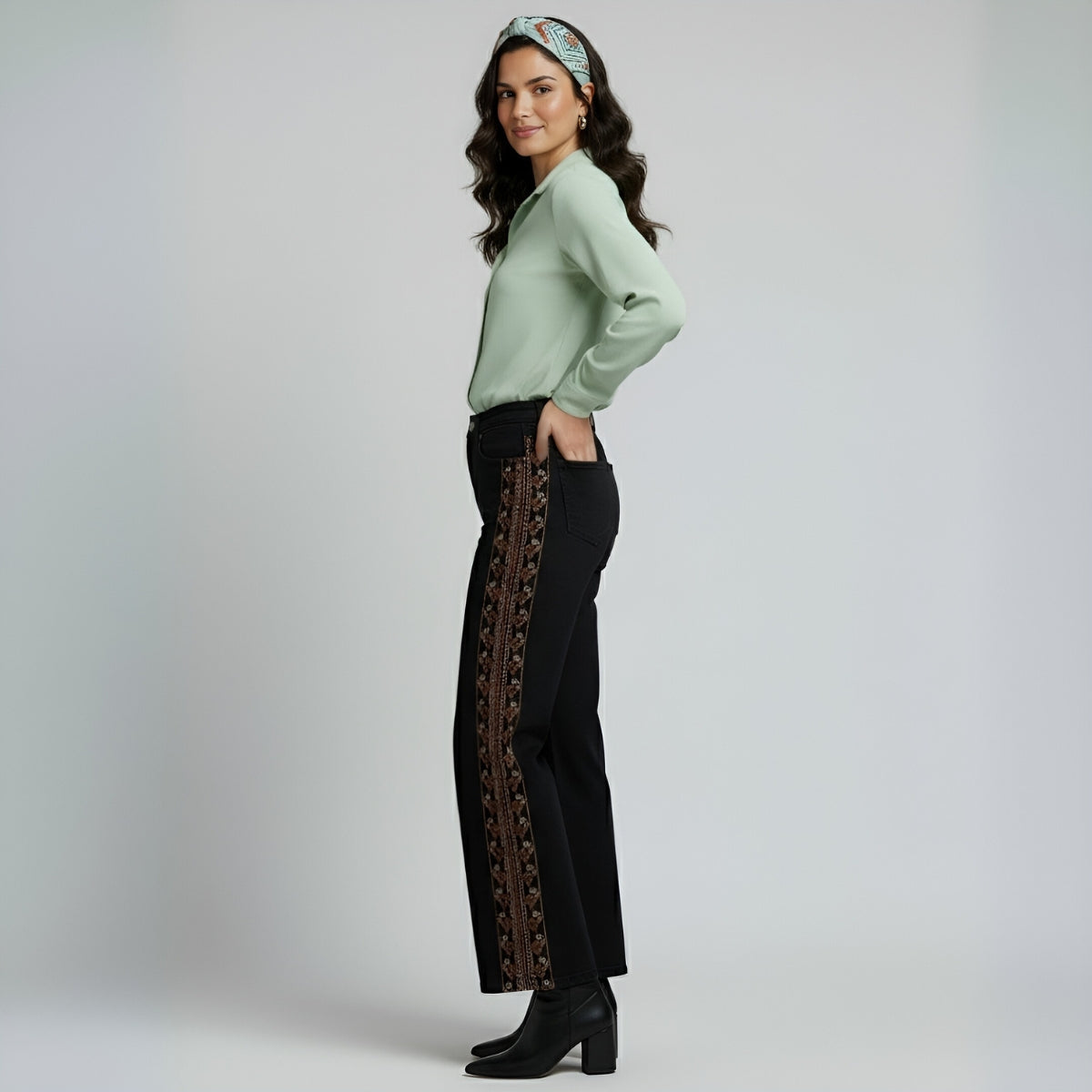 Jean negro con bordado café lateral, denim premium Ana Lince