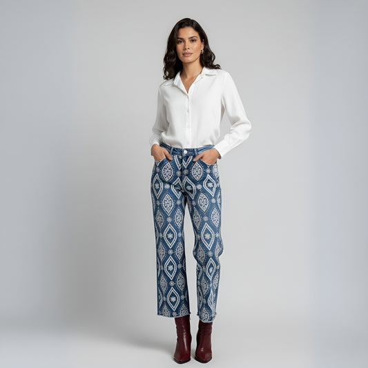 Jean azul con bordados de flores blancas - diseño exclusivo Ana Lince
