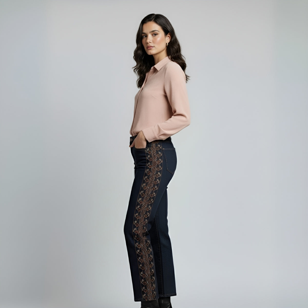 BlueJean Oscuro Franja Café - Bota Ancha Bordada | Ana Lince